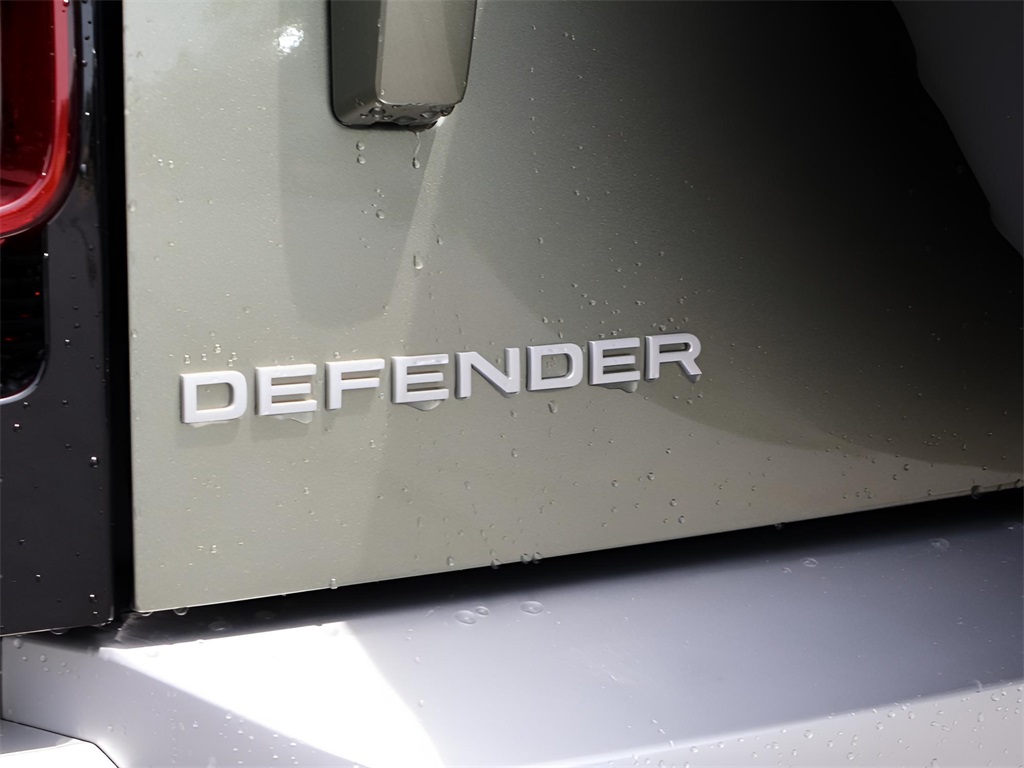 2025 Land Rover Defender 110 S photo 8
