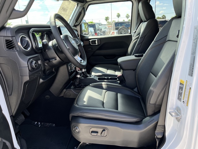 2025 Jeep Wrangler Sahara photo 14