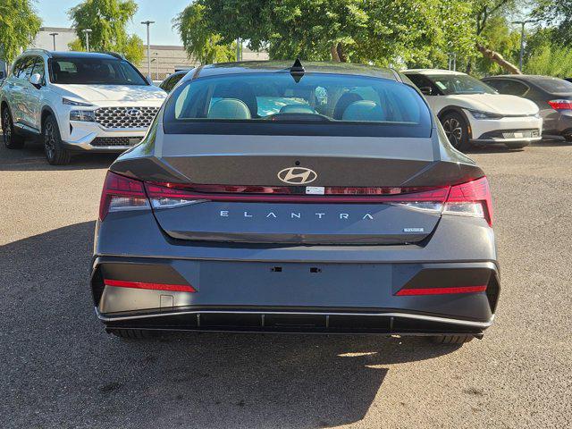 2025 Hyundai Elantra Hybrid Limited photo 4