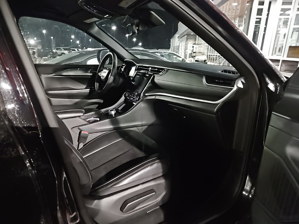 2024 Jeep Grand Cherokee Altitude photo 3