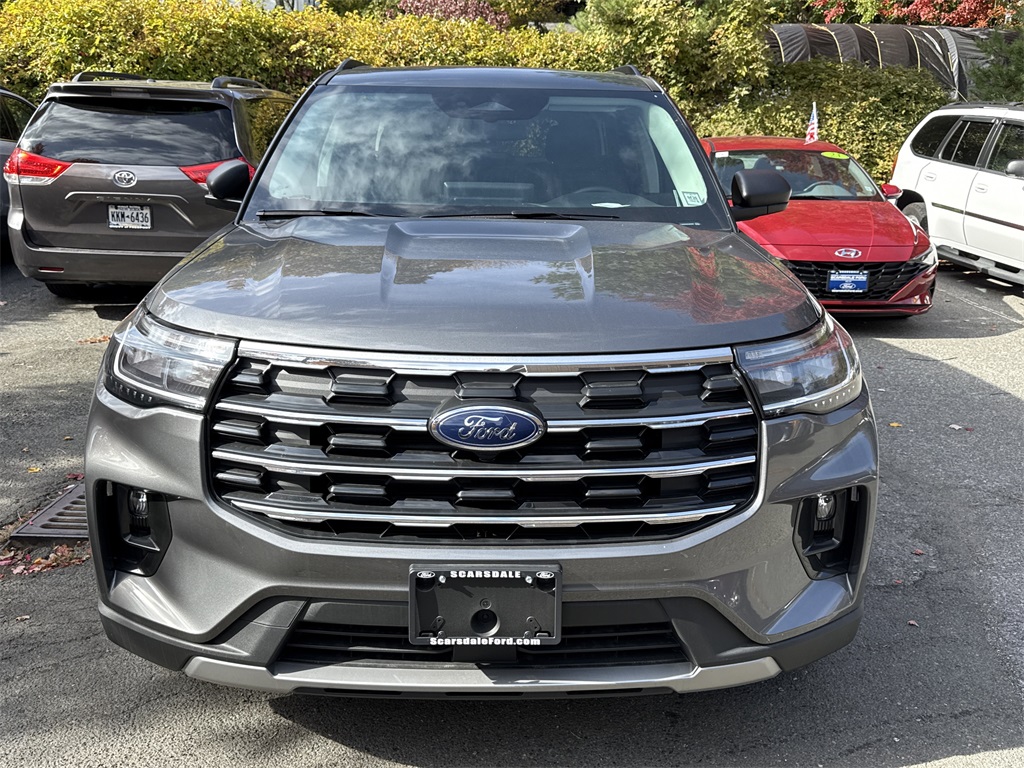 2025 Ford Explorer photo 2