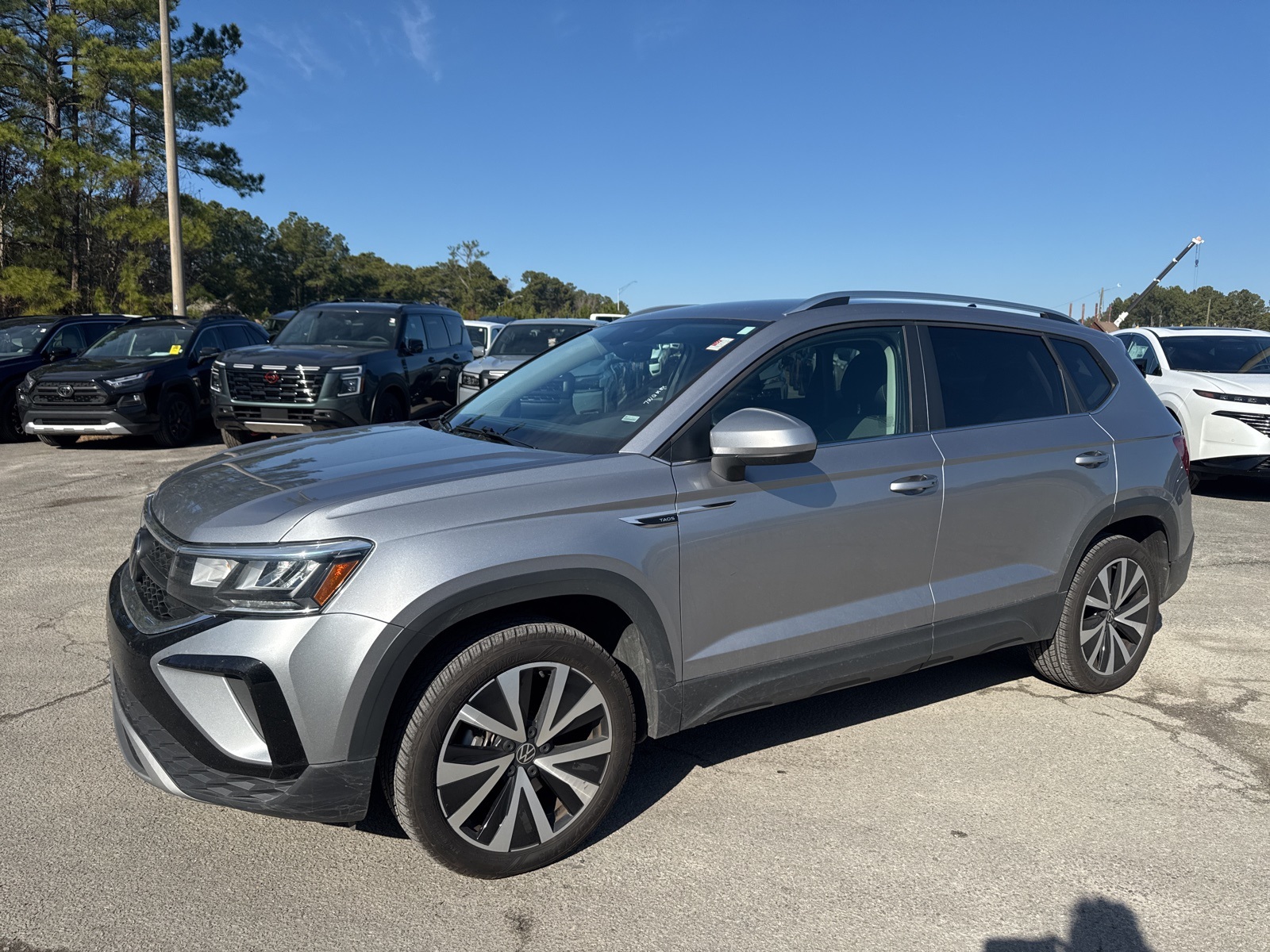 2024 Volkswagen Taos SE's photo