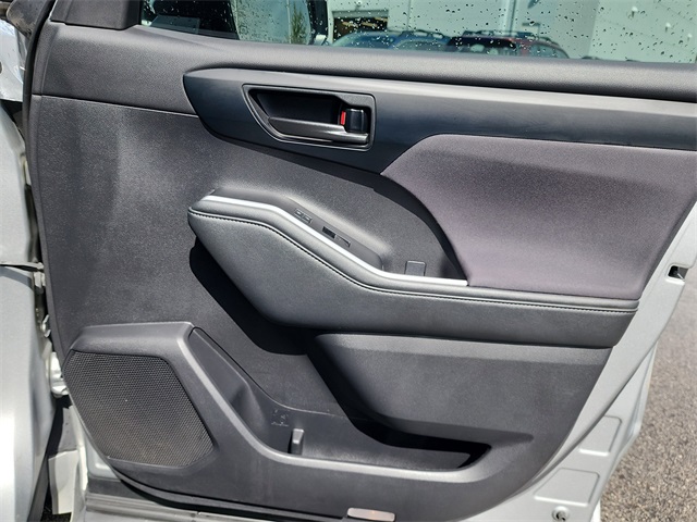 2021 Toyota Highlander LE photo 16