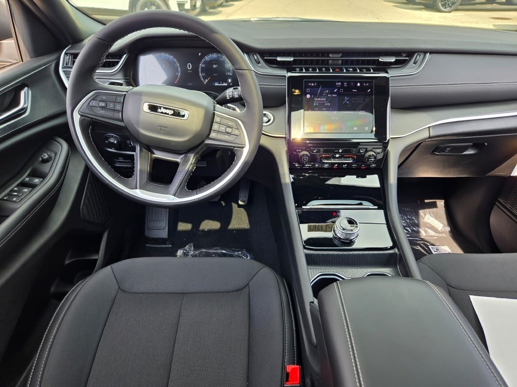 2025 Jeep Grand Cherokee Laredo photo 17