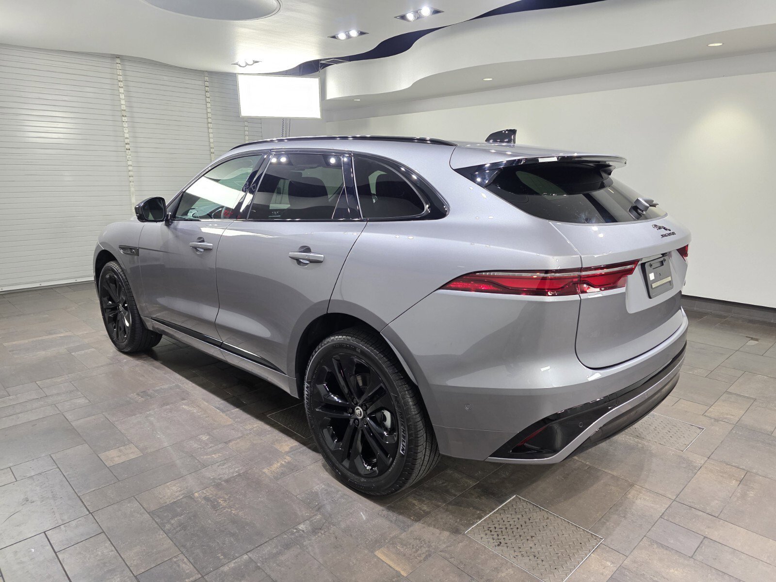 2026 Jaguar F-PACE R-Dynamic S P250 photo 3
