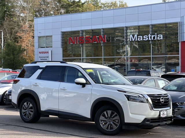 2025 Nissan Pathfinder SV's photo