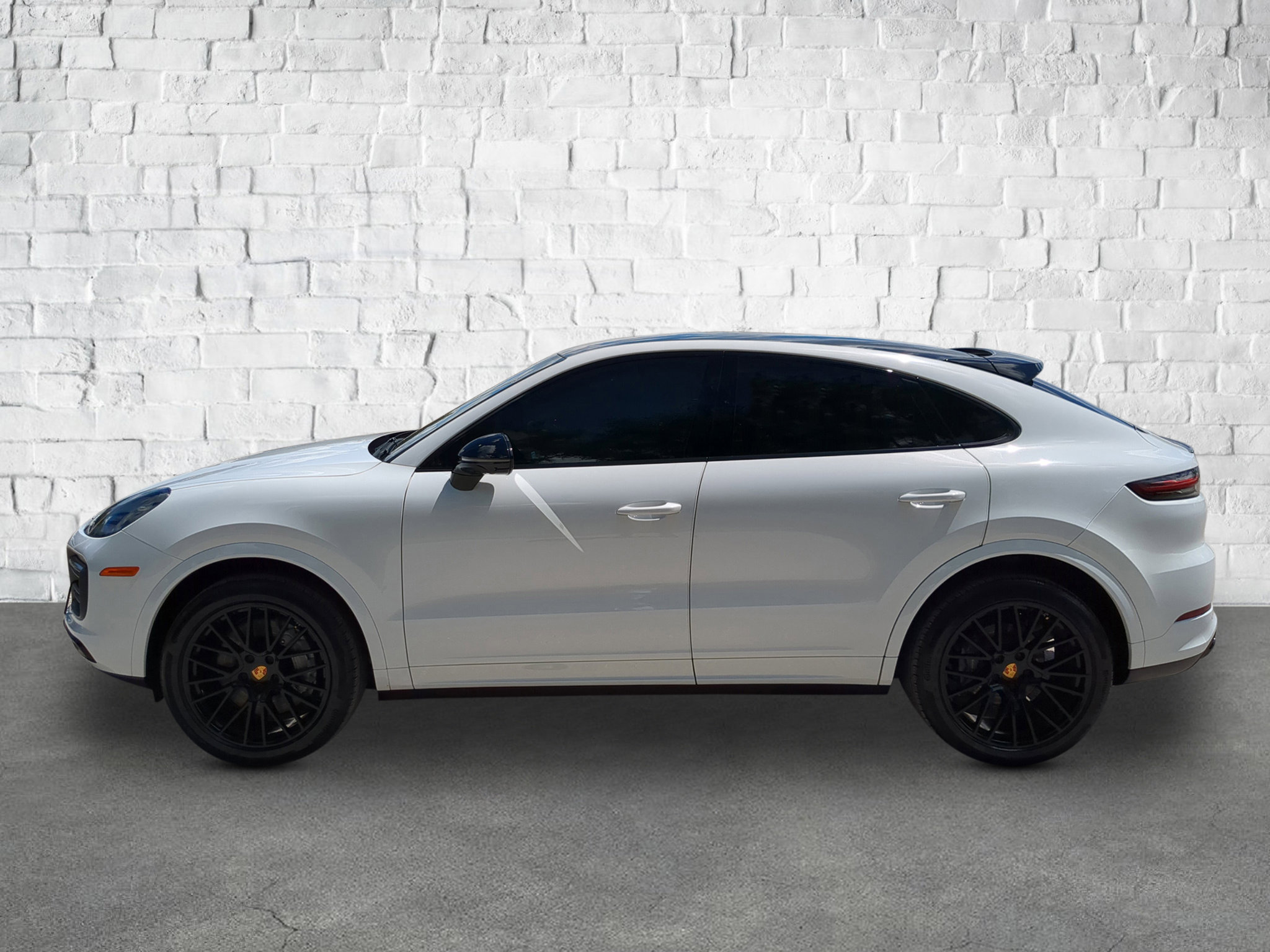 2023 Porsche Cayenne Platinum Edition photo 2