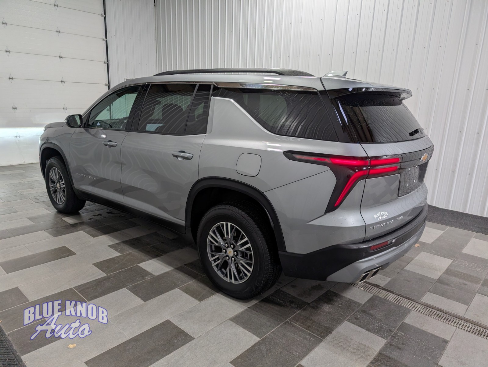 2025 Chevrolet Traverse photo 2