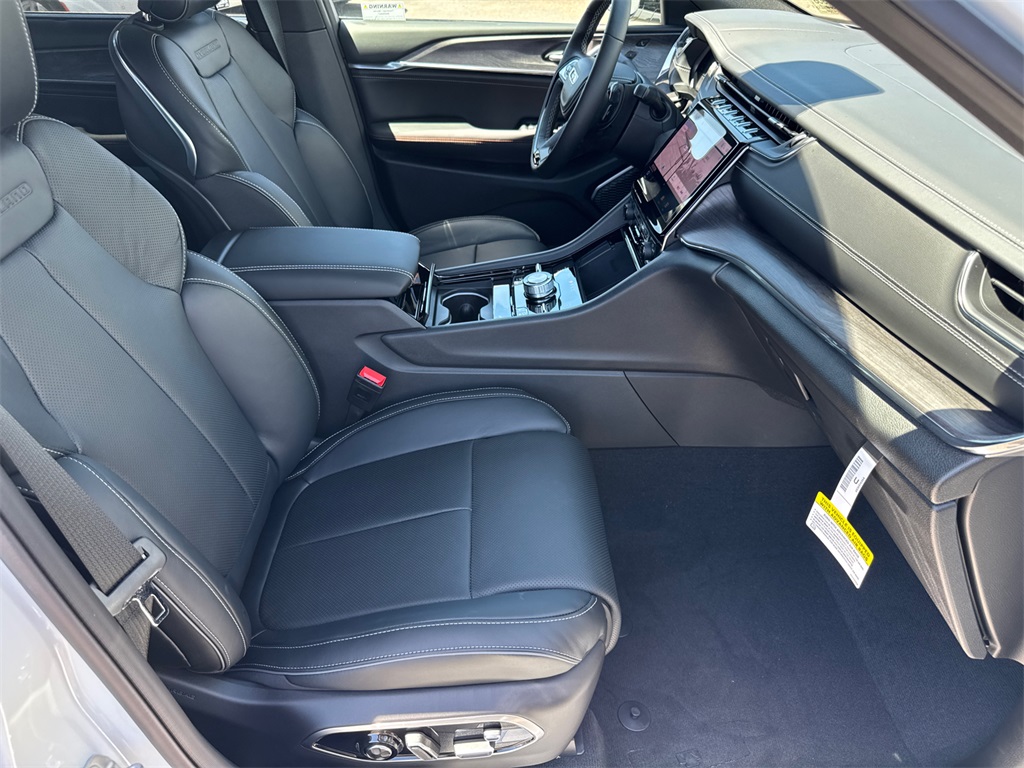 2025 Jeep Grand Cherokee Overland photo 18