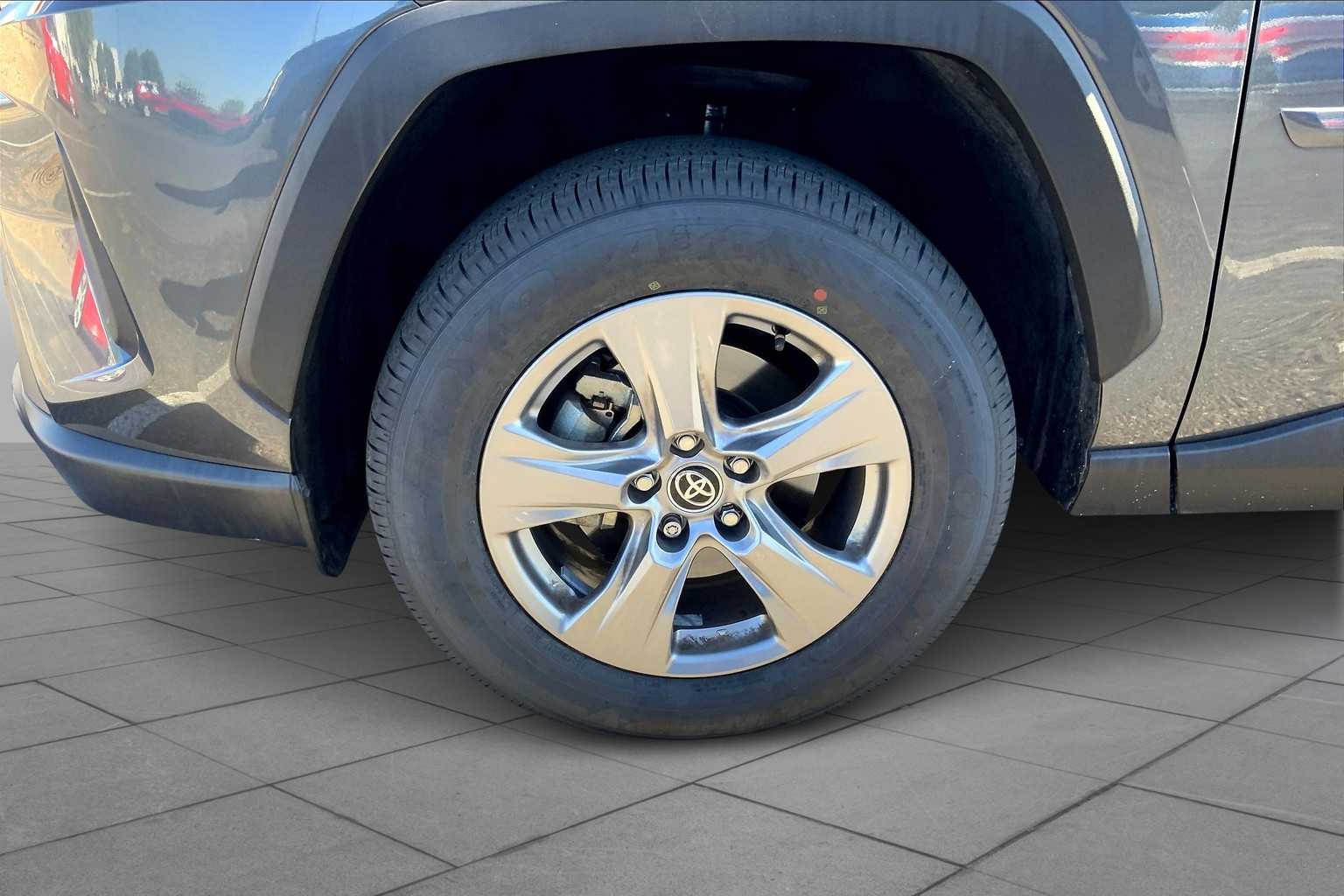 2023 Toyota RAV4 Hybrid XLE photo 9