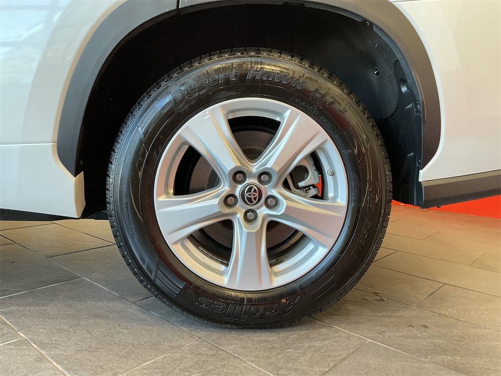 2023 Toyota Highlander LE photo 4