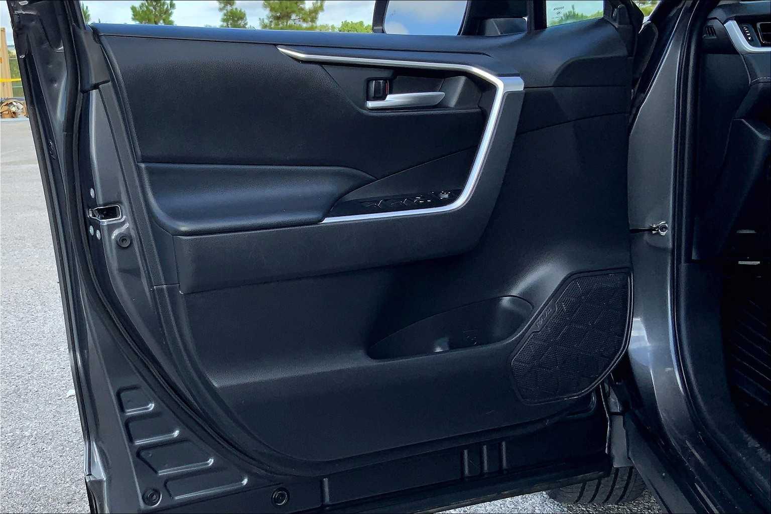 2023 Toyota RAV4 XLE photo 20