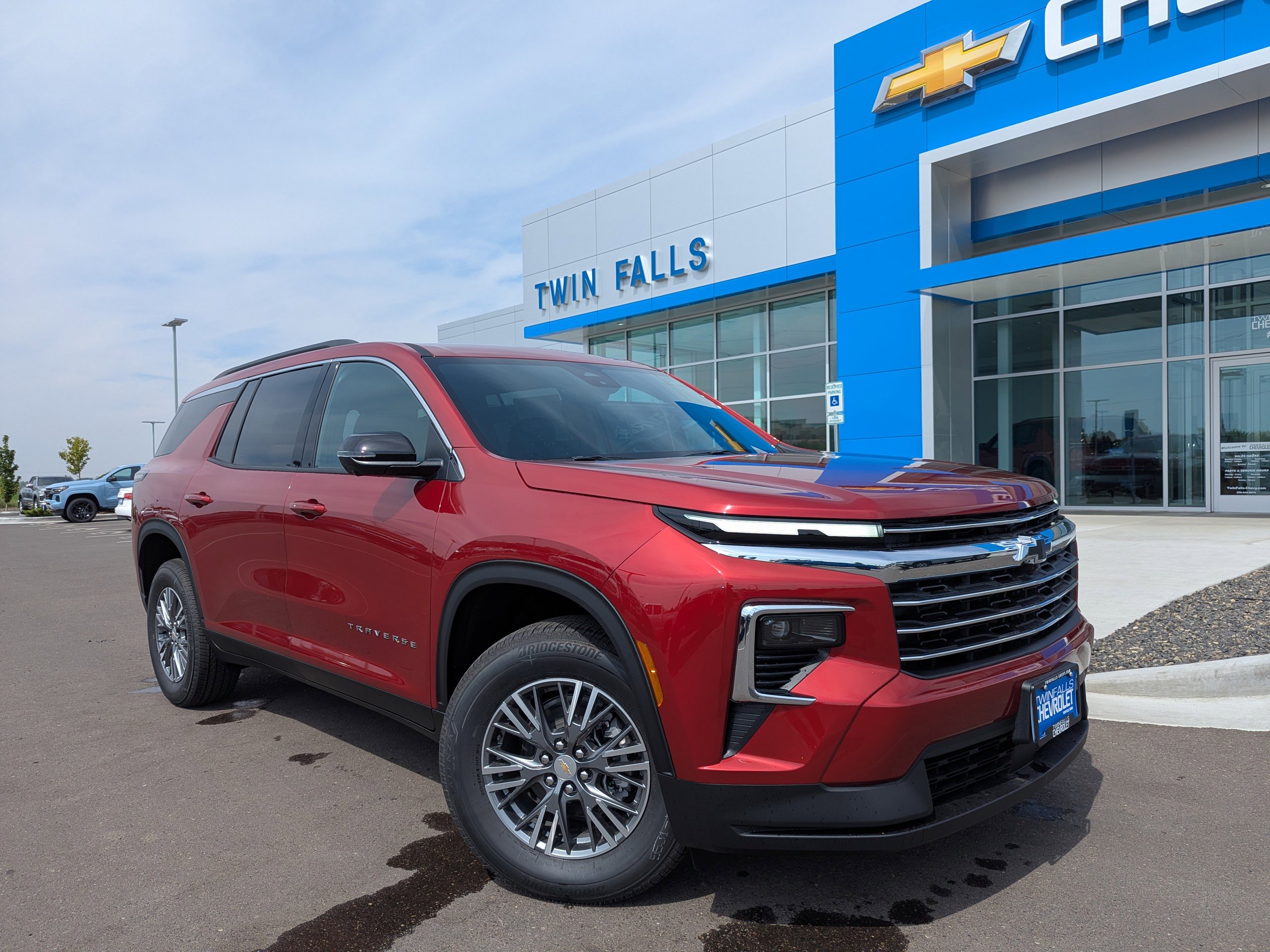 2025 Chevrolet Traverse photo 2