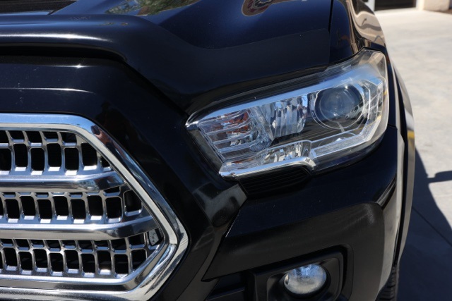 2017 Toyota Tacoma SR5 photo 9
