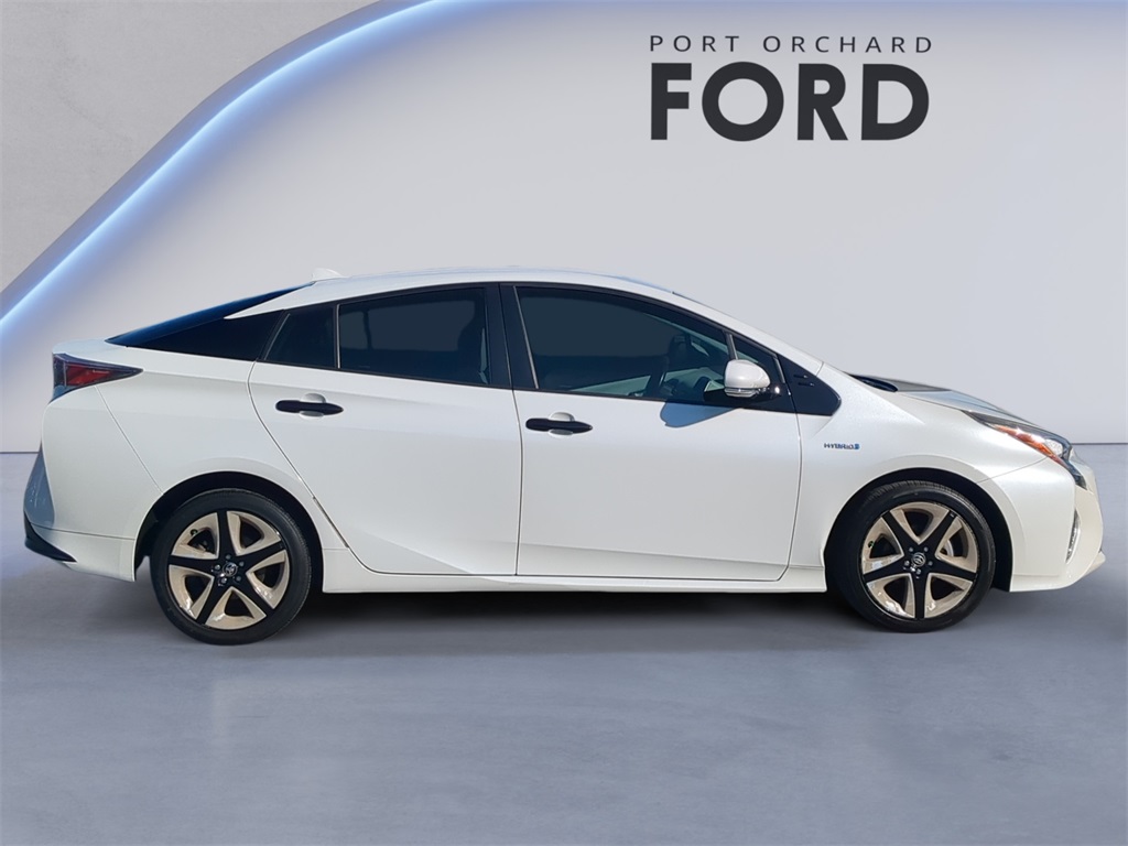 2017 Toyota Prius Three Touring photo 6