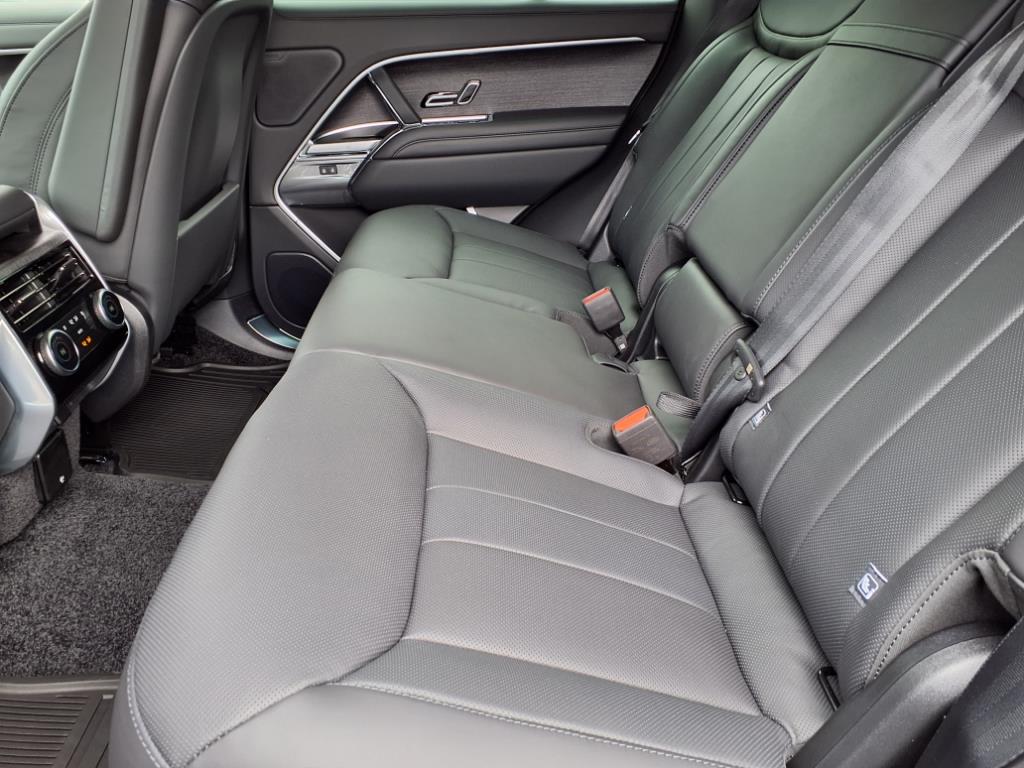2025 Land Rover Range Rover SE photo 2