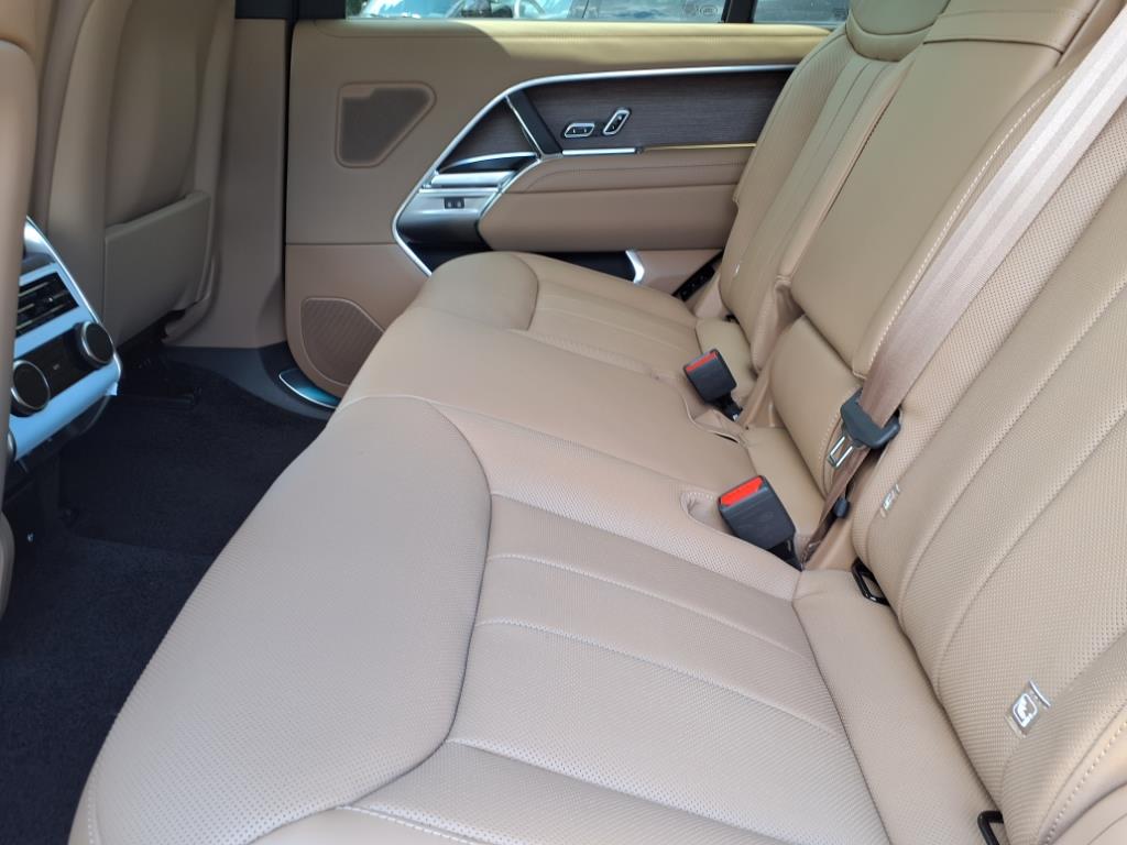 2025 Land Rover Range Rover SE photo 4