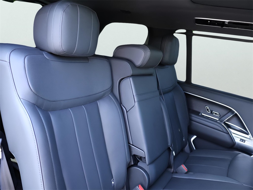 2025 Land Rover Range Rover SE photo 12