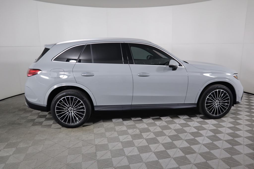 2025 Mercedes Benz GLC 300 photo 4