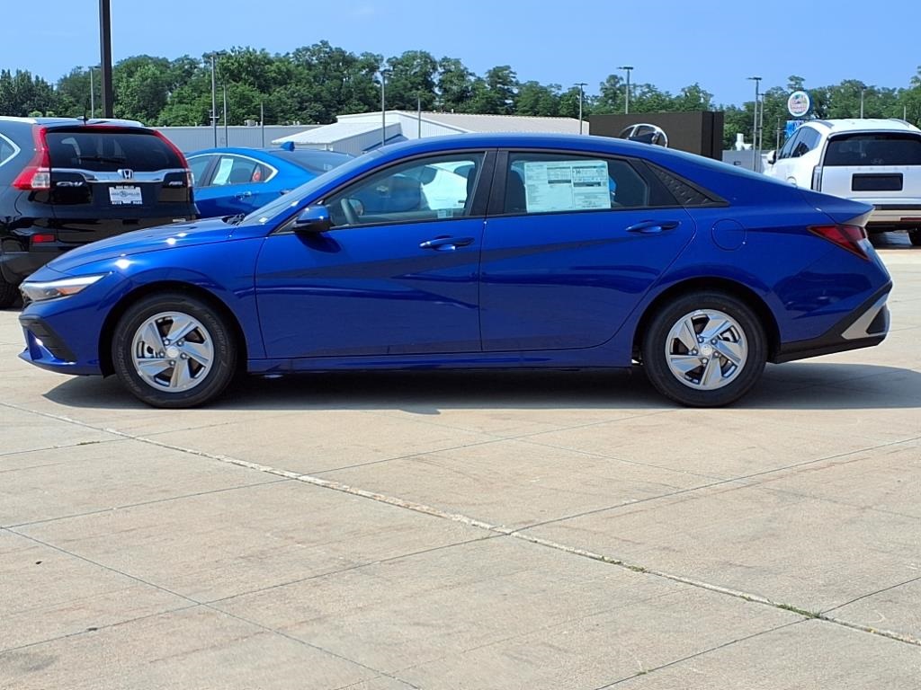 2025 Hyundai Elantra SE photo 2