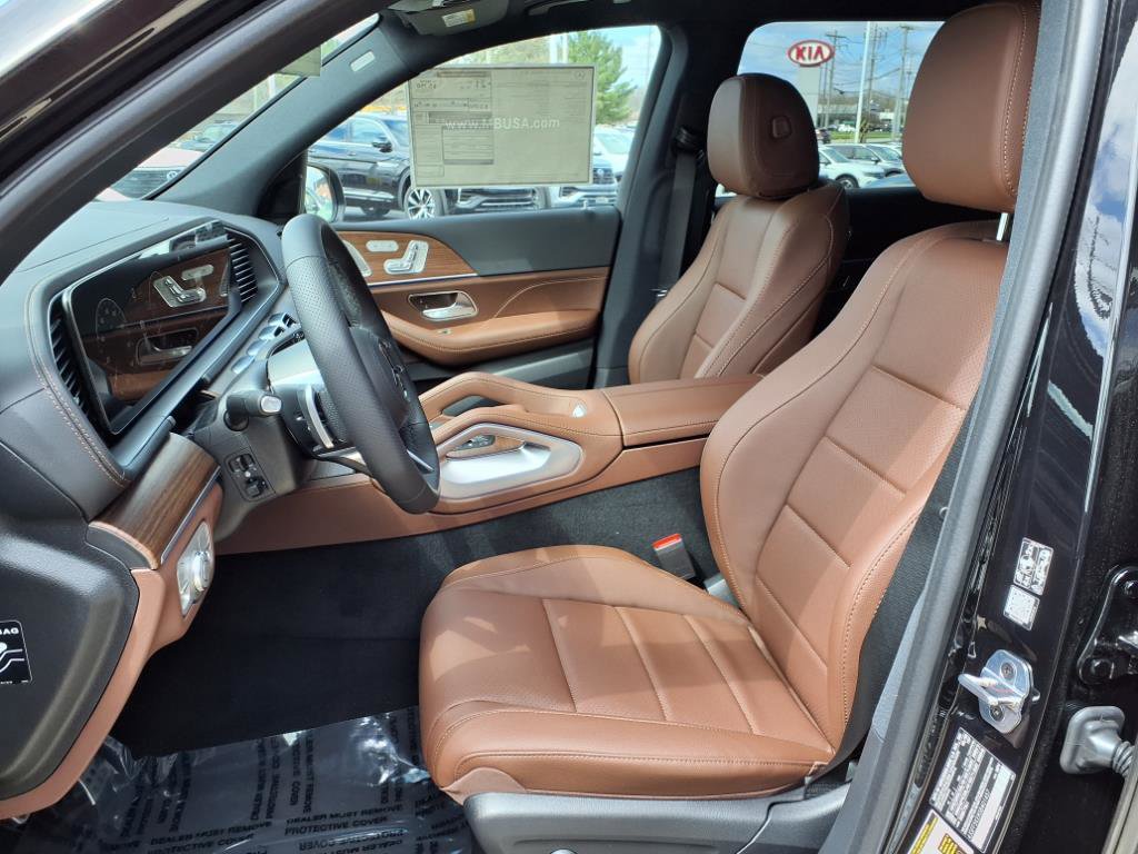 2025 Mercedes Benz GLS 450 4MATIC photo 2