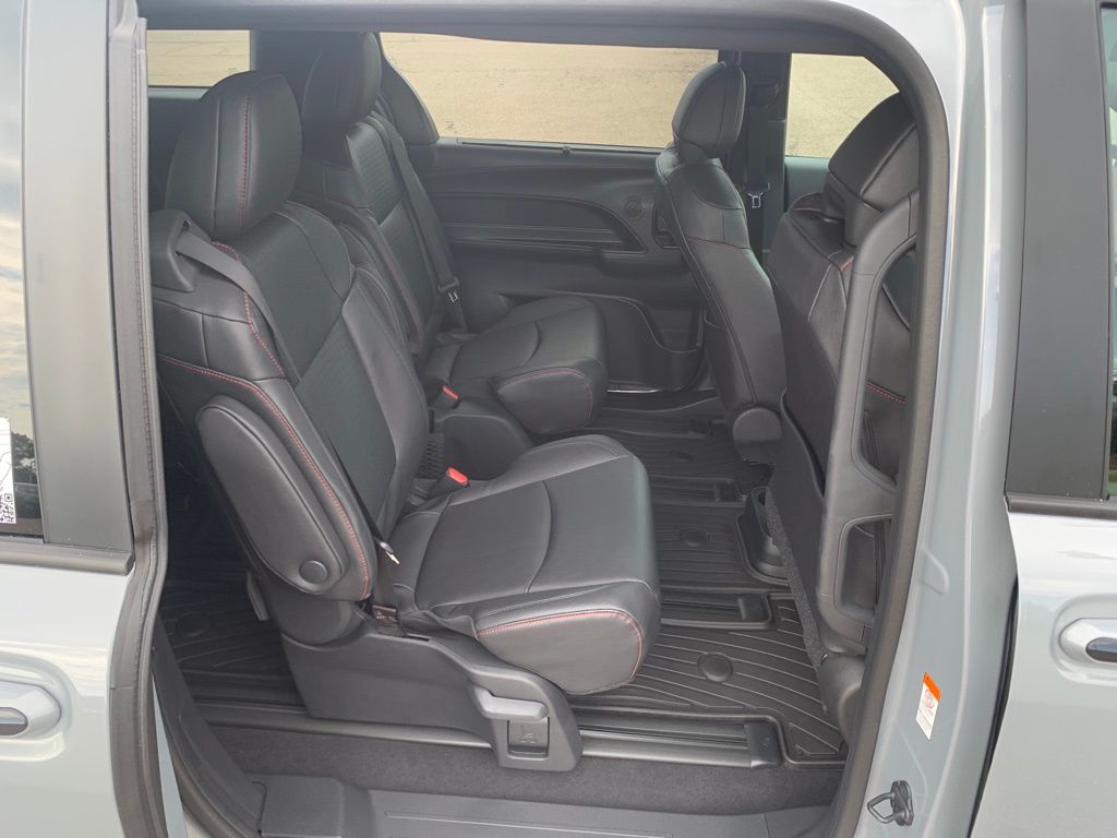 2025 Toyota Sienna XSE photo 24
