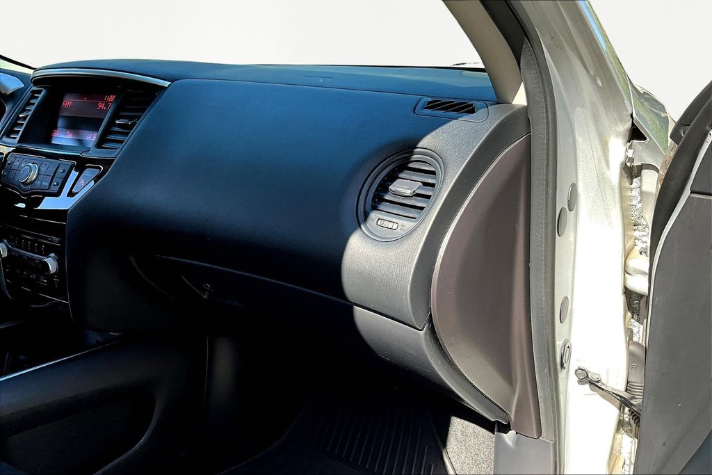 2015 Nissan Pathfinder S photo 15