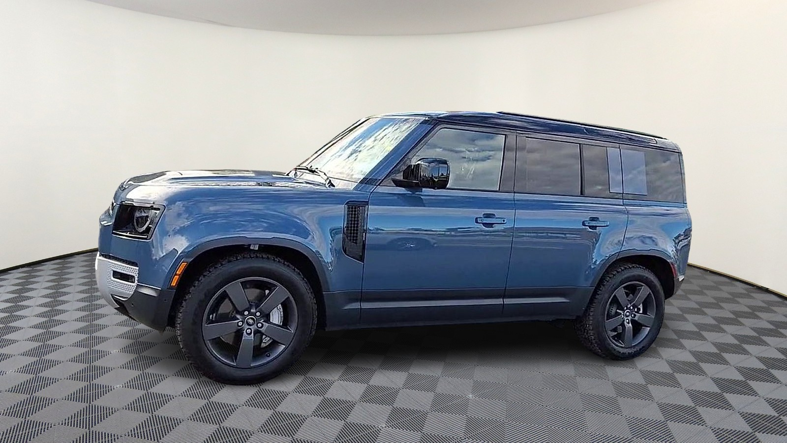 2025 Land Rover Defender 110 S photo 4