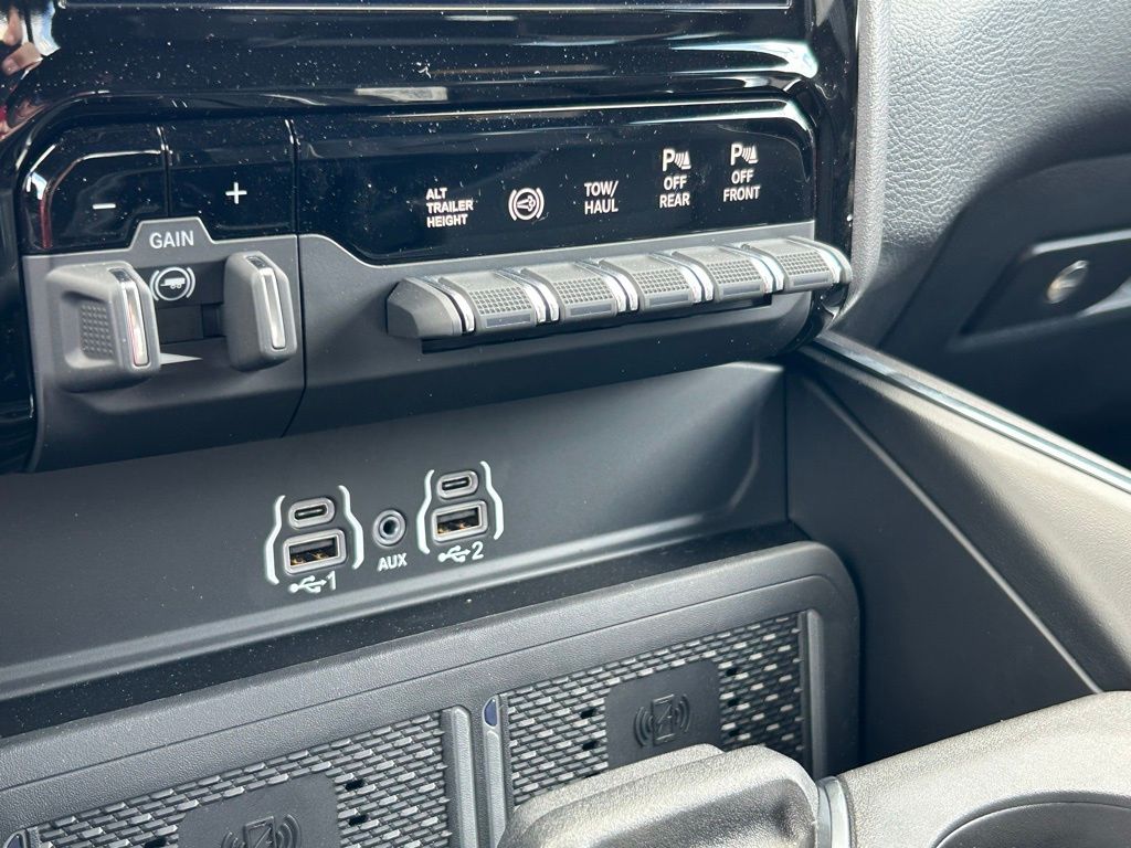 2025 Ram 3500 Laramie photo 18