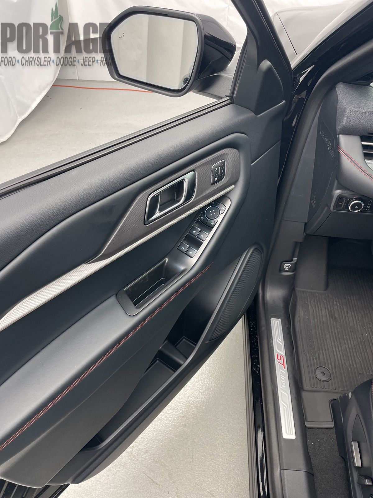 2025 Ford Explorer ST-Line photo 12