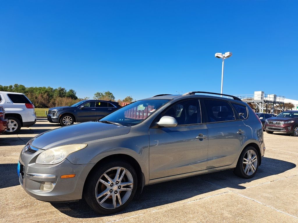 2010 Hyundai Elantra Touring SE's photo