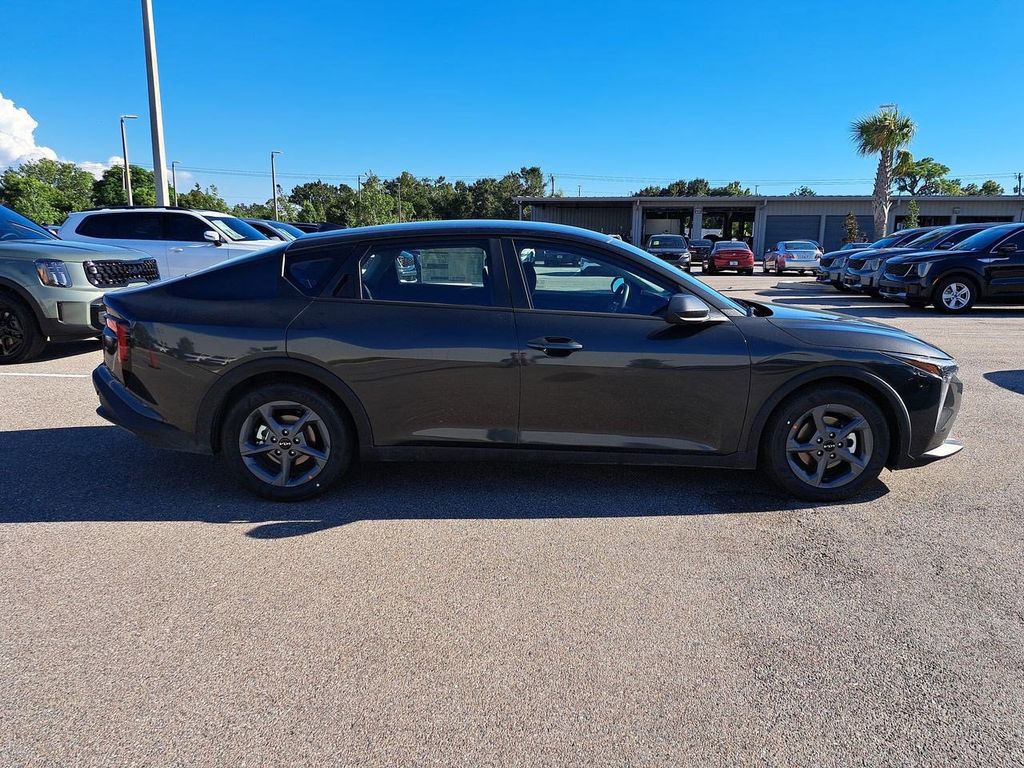2025 Kia K4 LXS photo 4