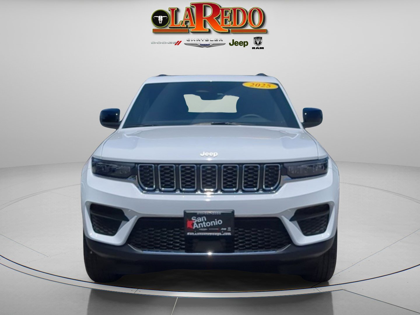 2025 Jeep Grand Cherokee Laredo X photo 2