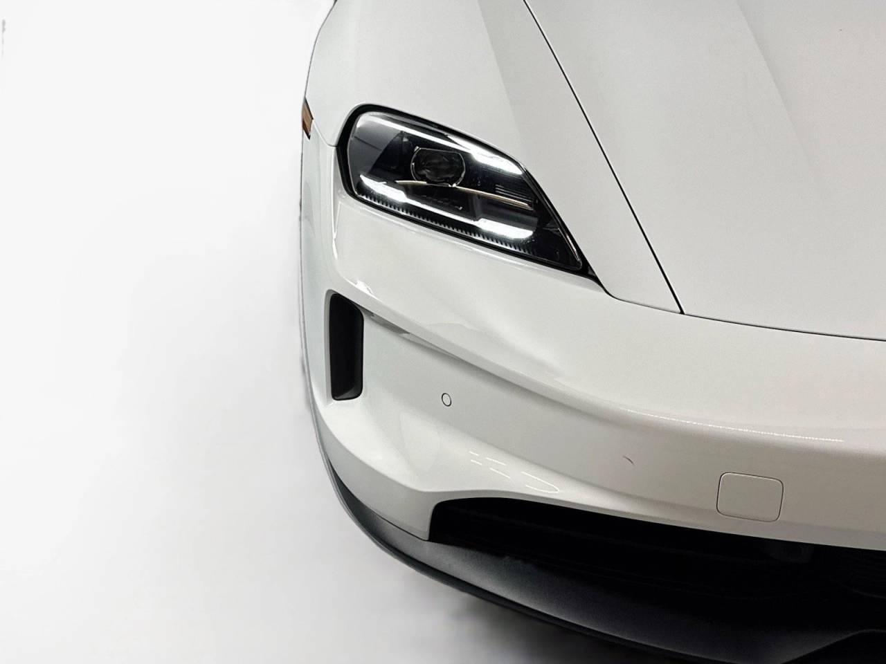 2025 Porsche Taycan photo 19