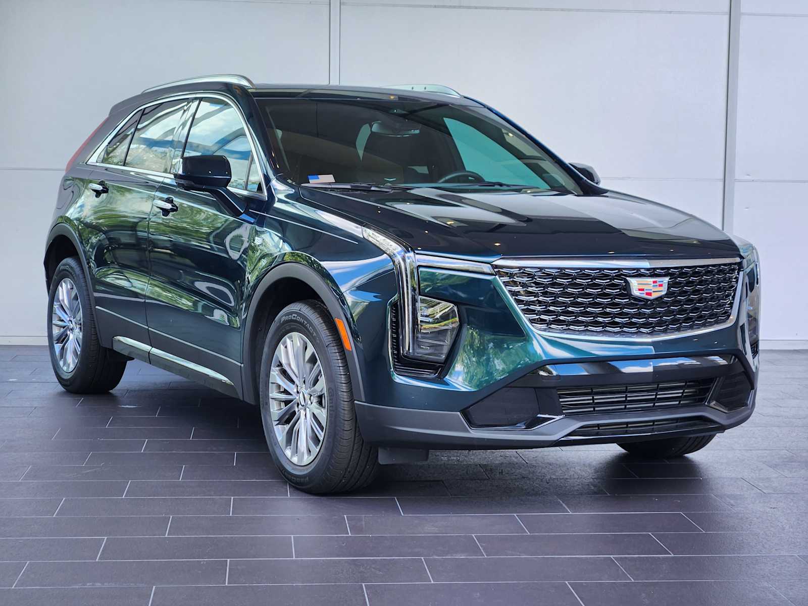 2025 Cadillac XT4 Premium Luxury photo 2