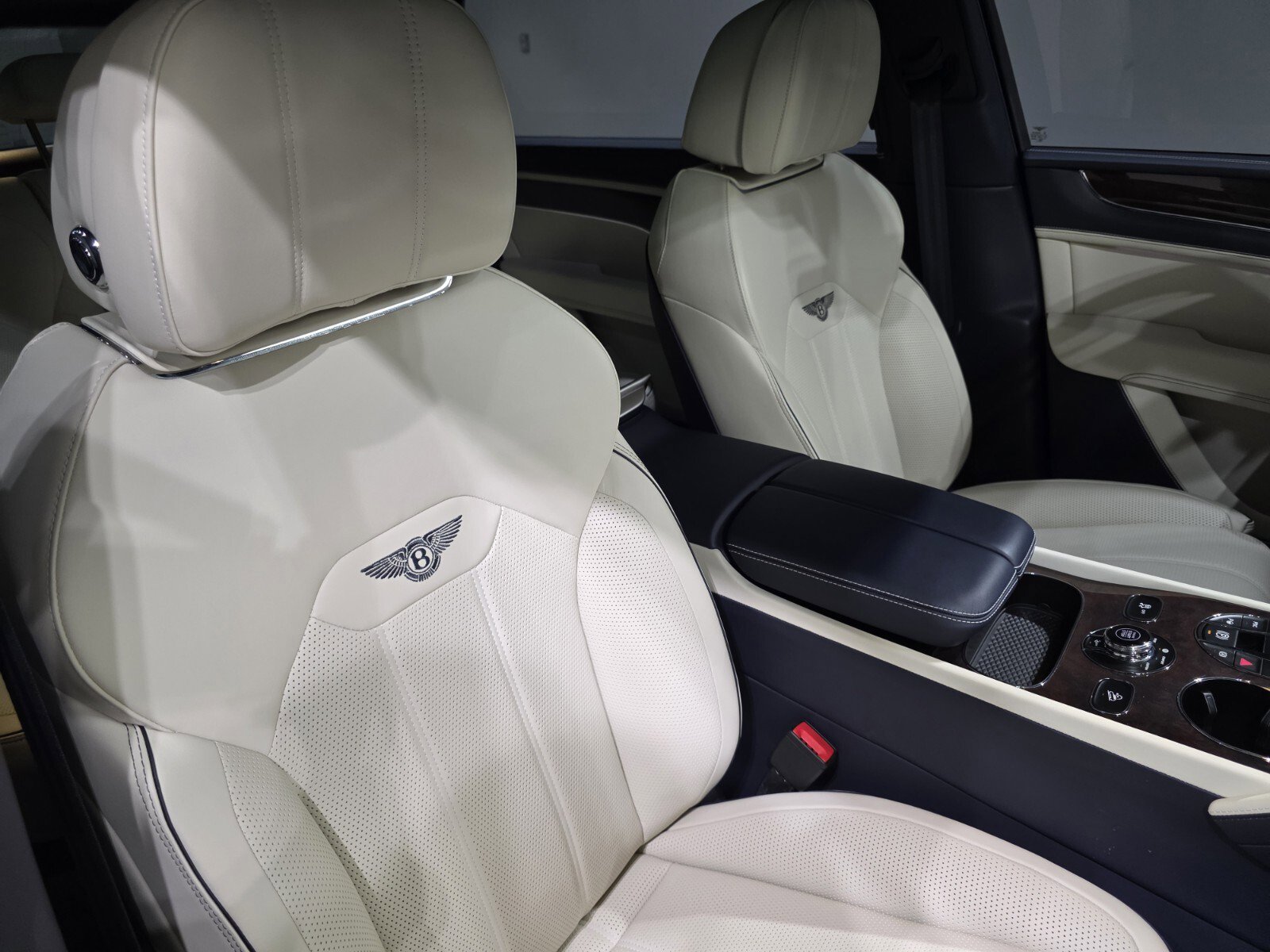 2023 Bentley Bentayga EWB Azure Mulliner photo 22