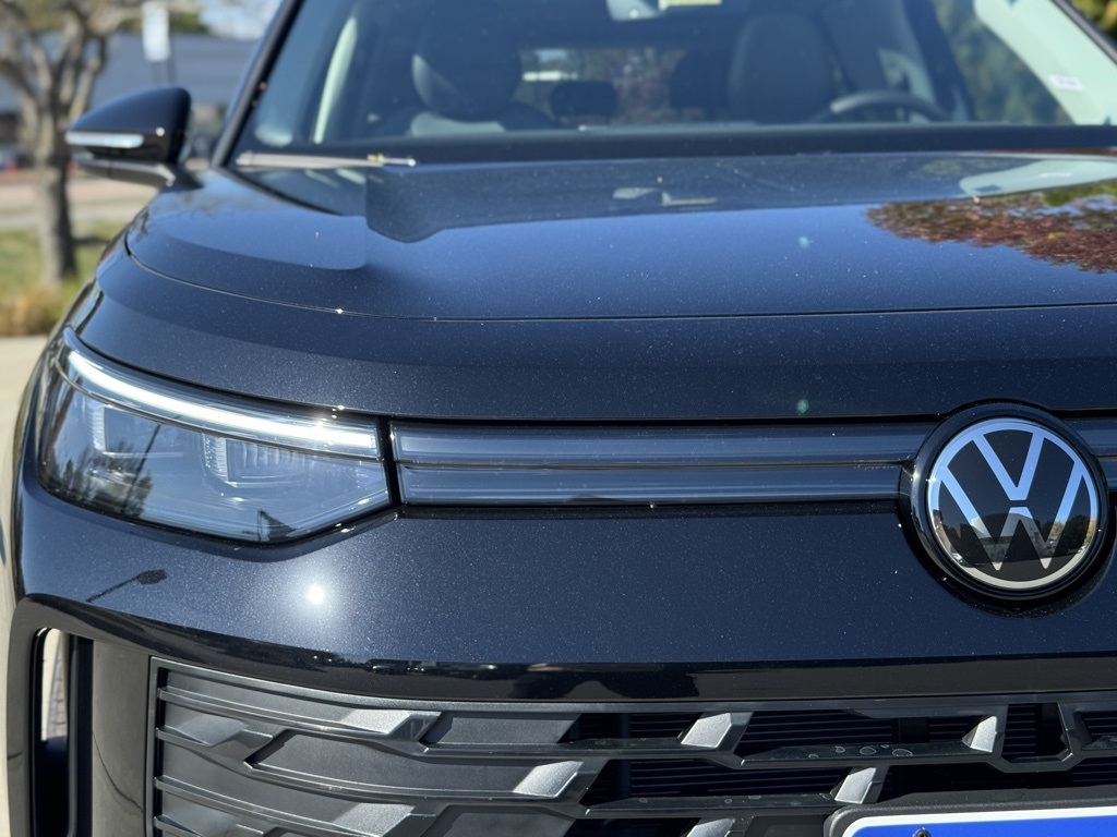 2025 Volkswagen Tiguan SE photo 2