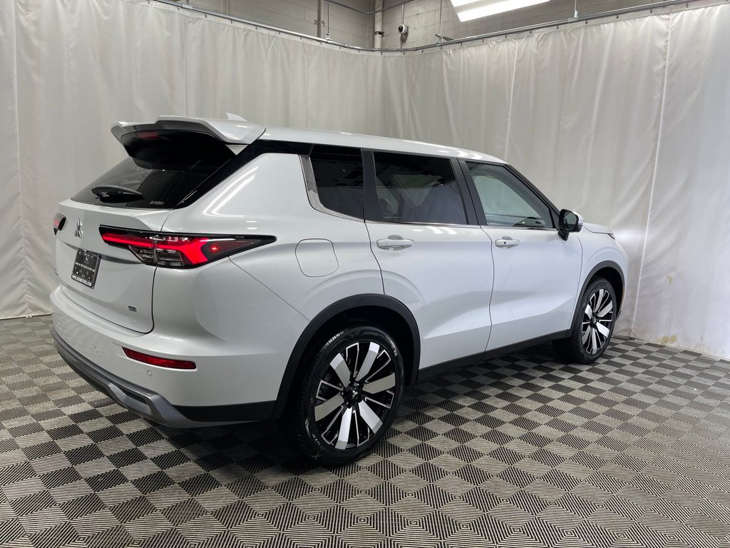 2025 Mitsubishi Outlander SE photo 3