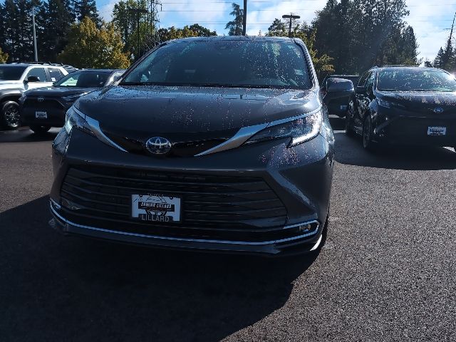 2025 Toyota Sienna Limited photo 5