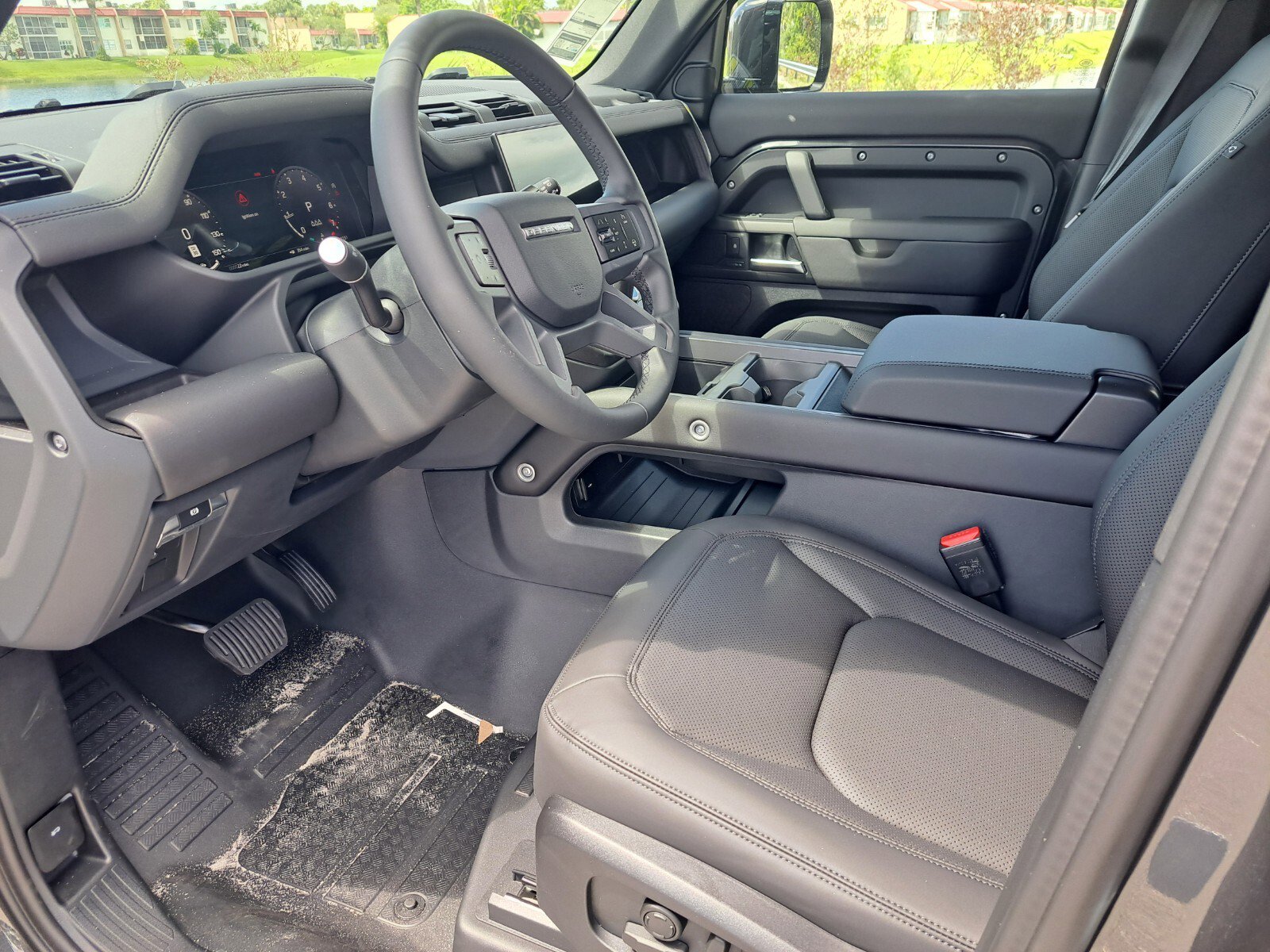 2025 Land Rover Defender SE photo 10