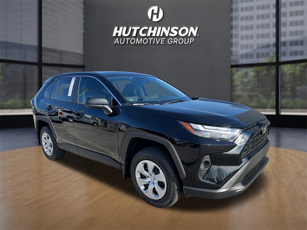 2025 Toyota RAV4 LE's photo