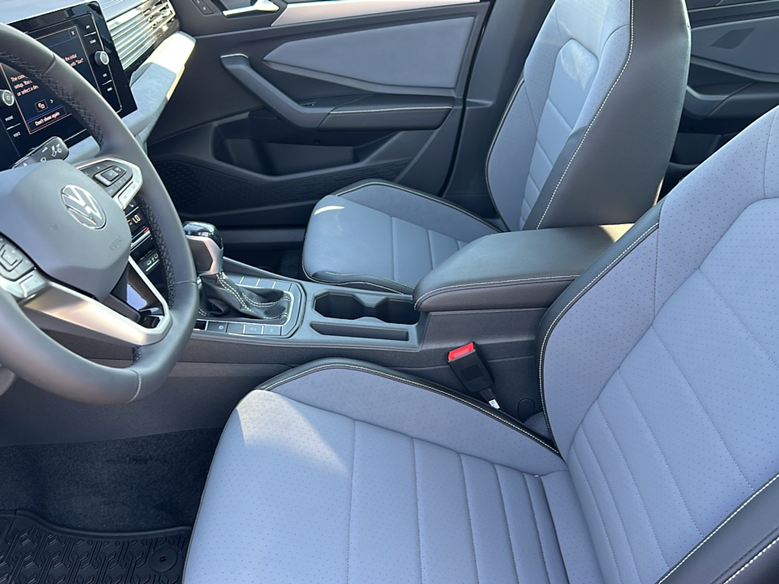 2025 Volkswagen Jetta 1.5T SE photo 2