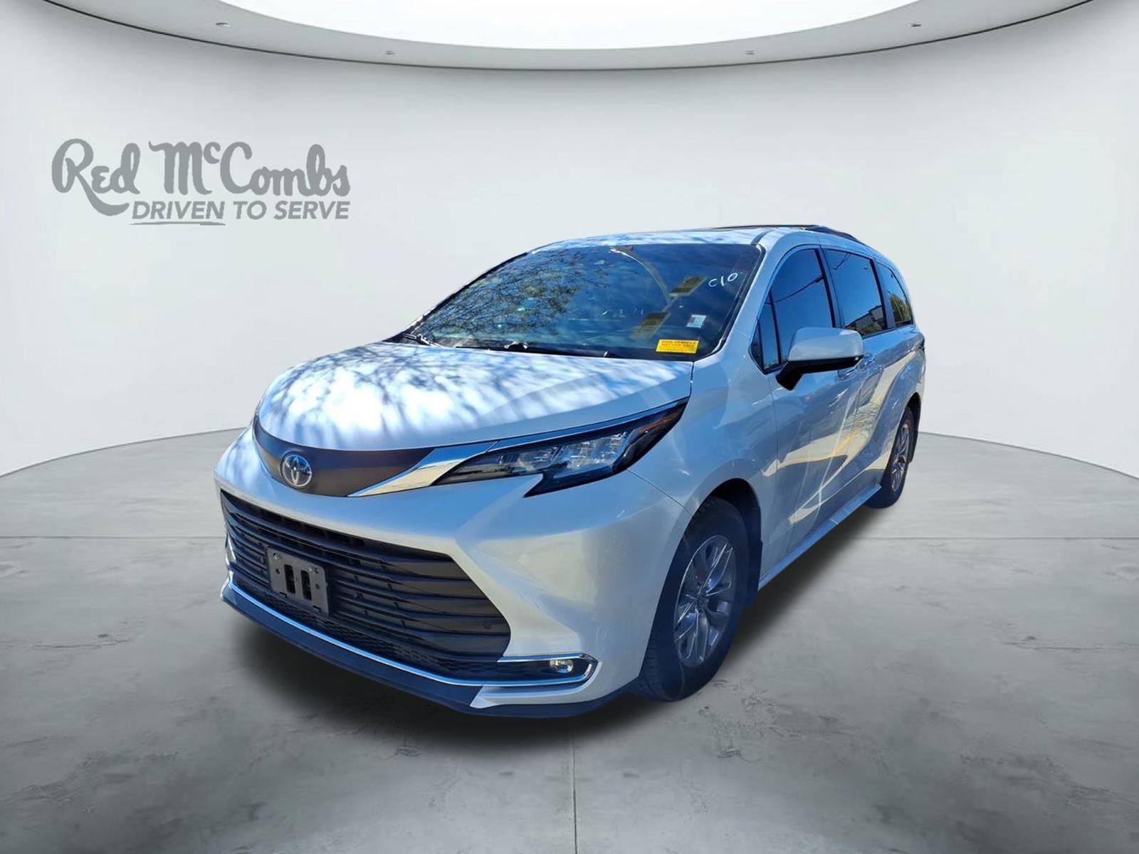 2022 Toyota Sienna XLE's photo