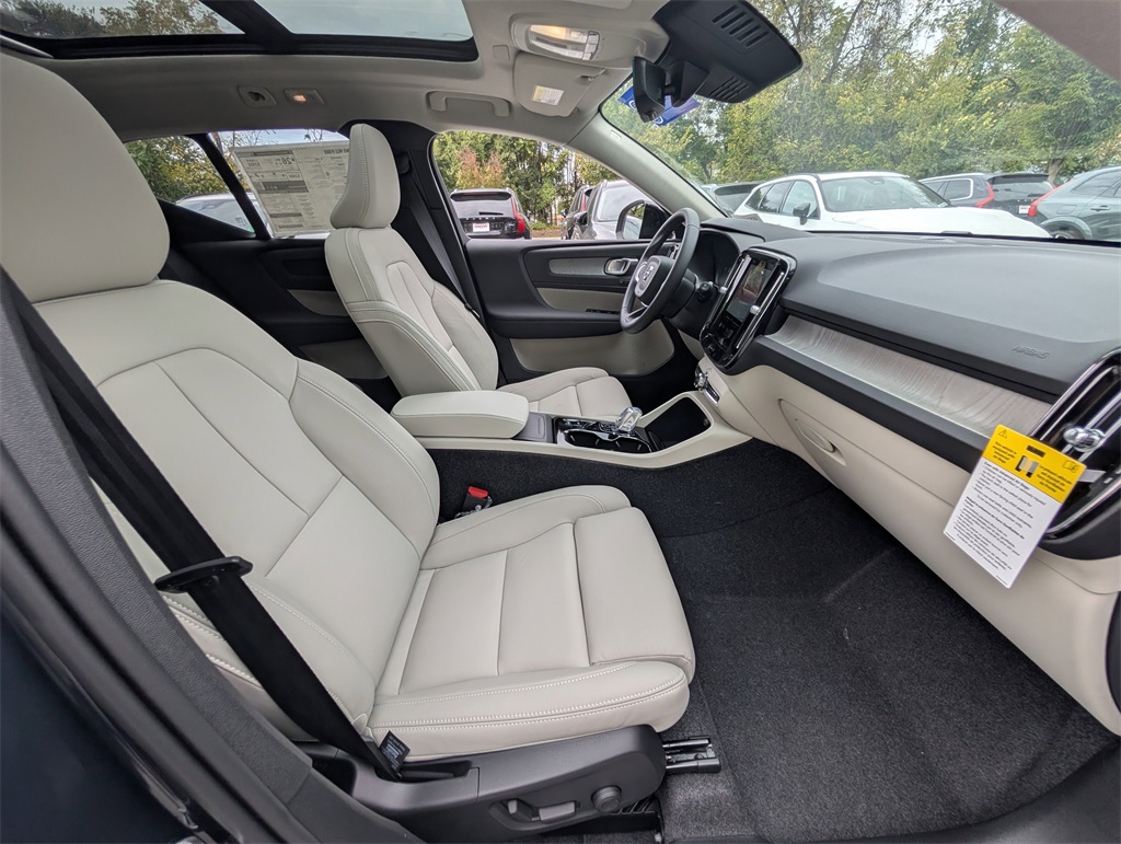 2026 Volvo XC40 AWD photo 3