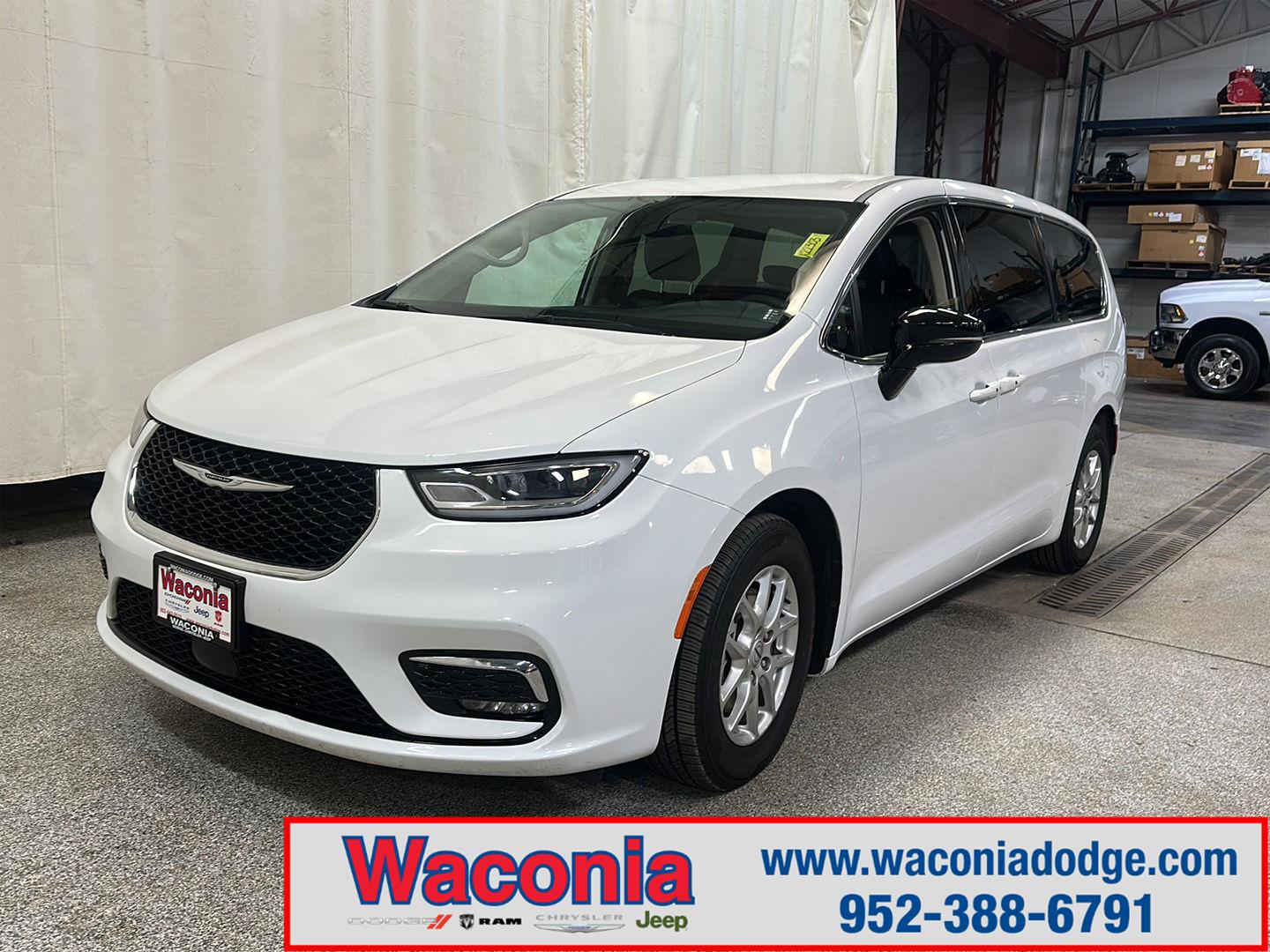 2024 Chrysler Pacifica Touring L's photo