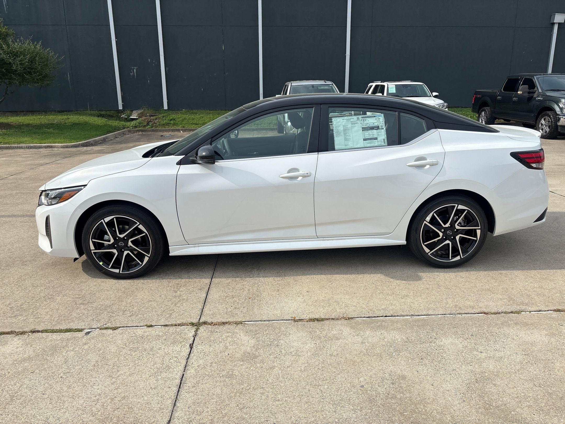 2025 Nissan Sentra SR photo 2