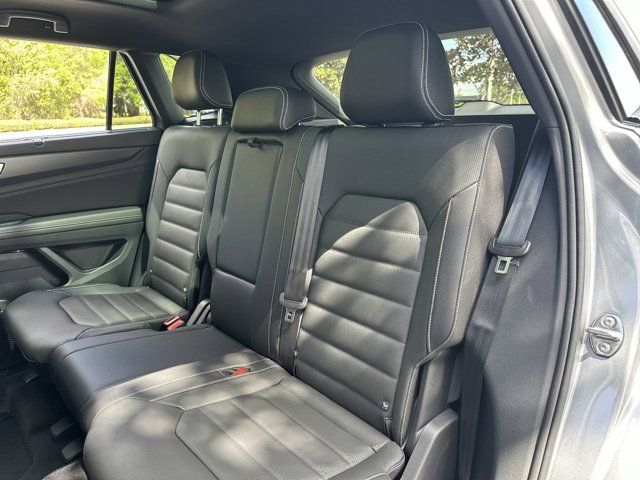 2025 Volkswagen Atlas Cross Sport SEL R-Line photo 13