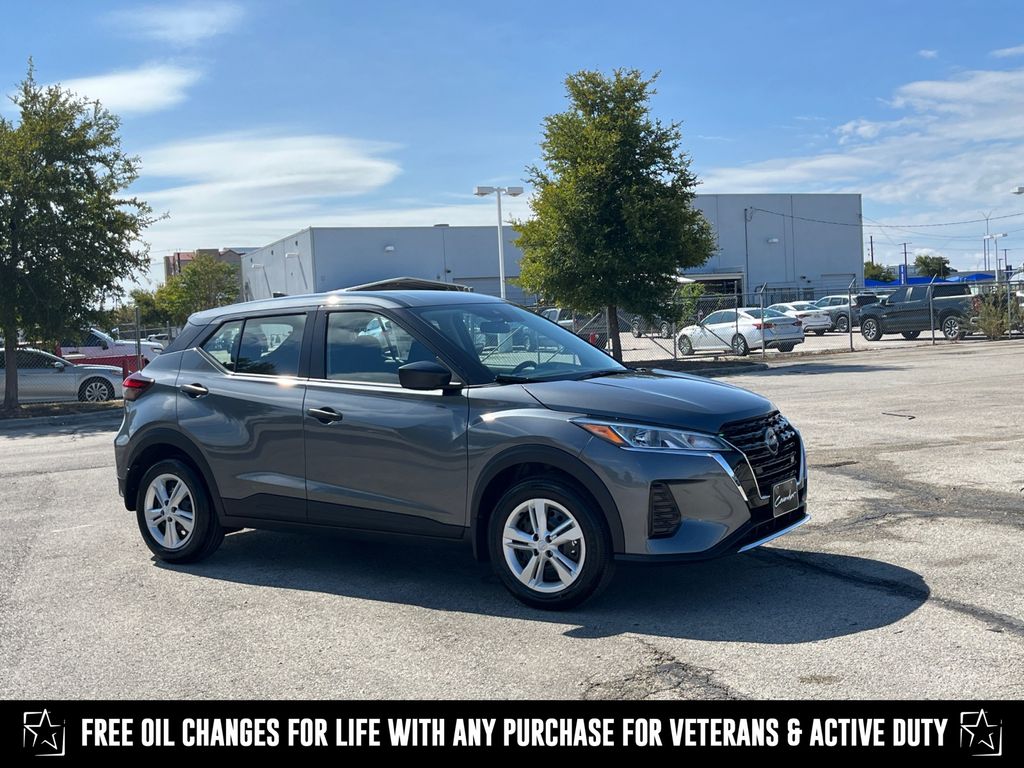 2025 Nissan Kicks Play S photo 2