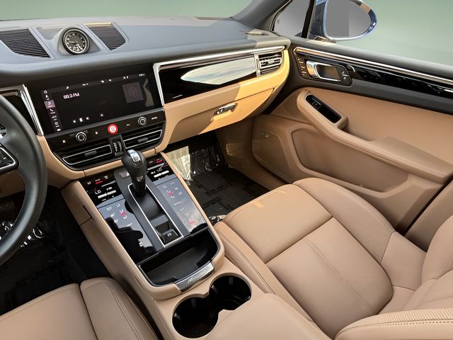 2024 Porsche Macan Base photo 3