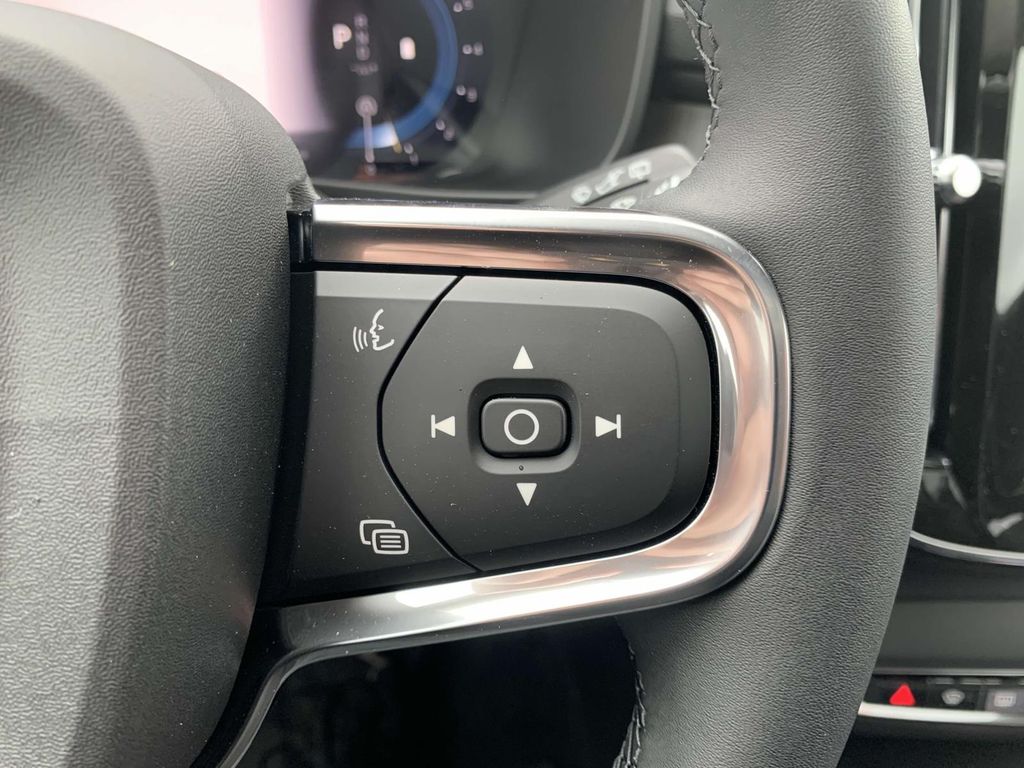 2025 Volvo XC40 AWD Plus photo 5
